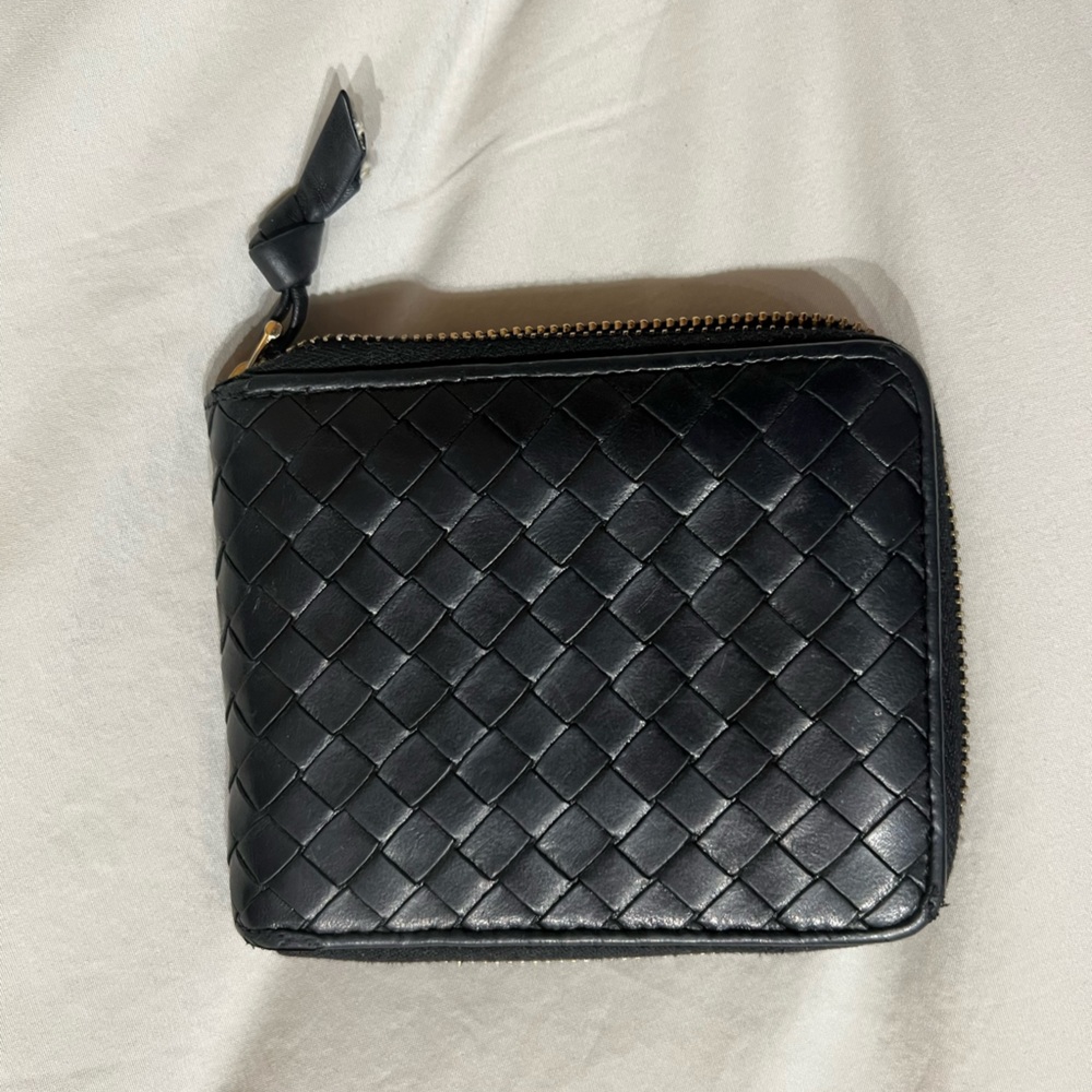 Bottega Veneta Intrecciato Weave leather wallet in black!